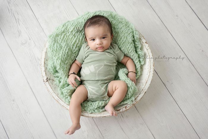 Baby milestone portrait by Lilia Photography