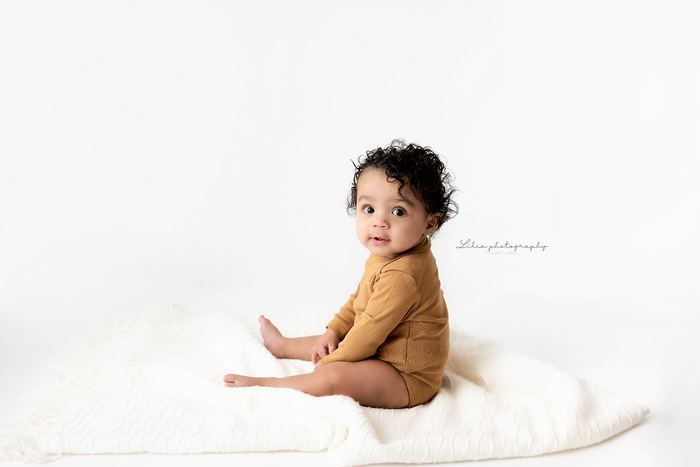 Baby milestone portrait by Lilia Photography