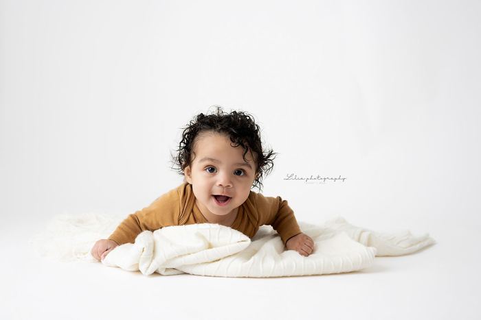 Baby milestone portrait by Lilia Photography