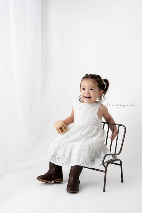 Baby milestone portrait by Lilia Photography