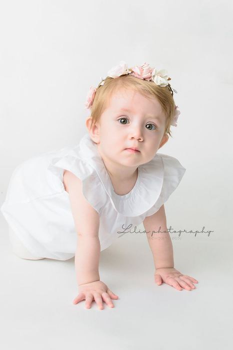 Baby milestone portrait by Lilia Photography