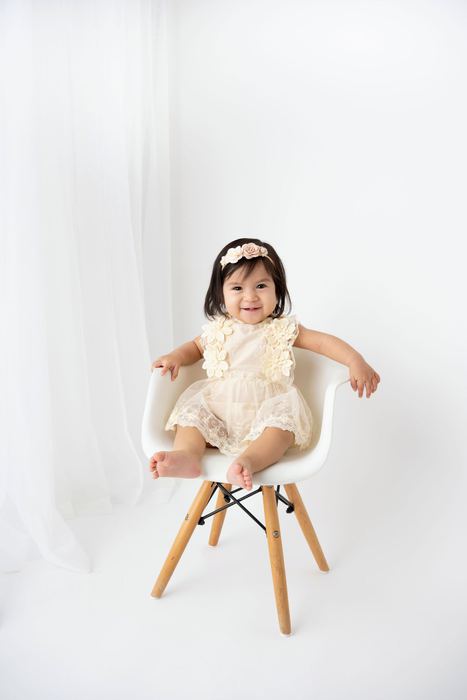 Baby milestone portrait by Lilia Photography