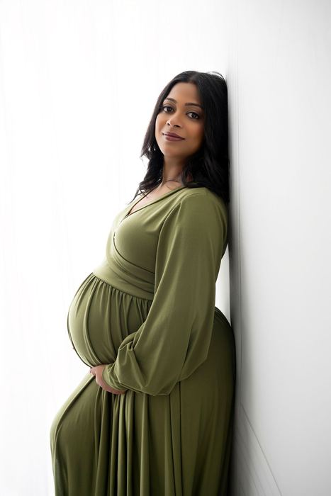Maternity portrait by Lilia Photography