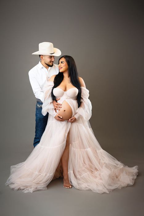 Maternity portrait by Lilia Photography