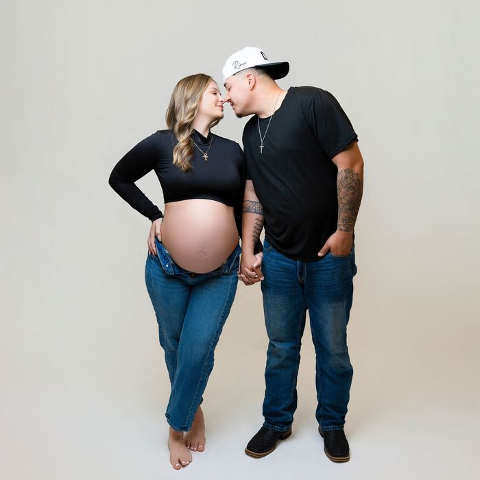 Maternity portrait by Lilia Photography