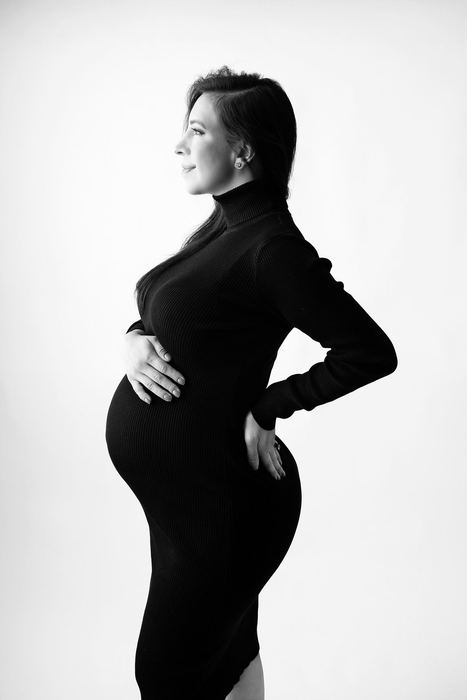 Maternity portrait by Lilia Photography