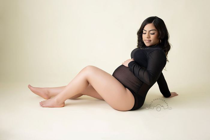 Maternity portrait by Lilia Photography