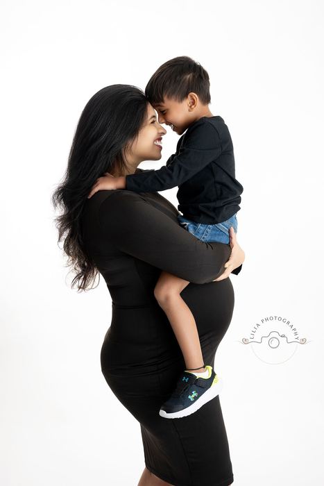 Maternity portrait by Lilia Photography