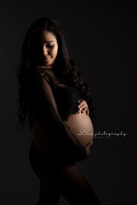 Maternity portrait by Lilia Photography