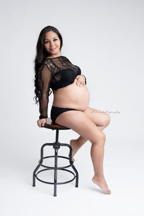Maternity portrait by Lilia Photography
