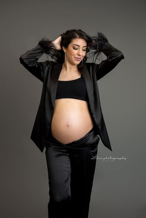 Maternity portrait by Lilia Photography
