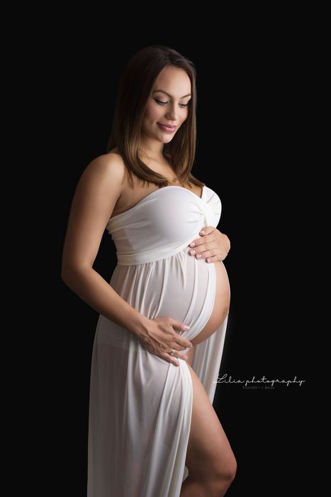 Maternity portrait by Lilia Photography