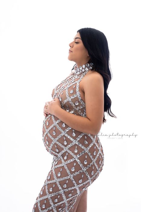 Maternity portrait by Lilia Photography