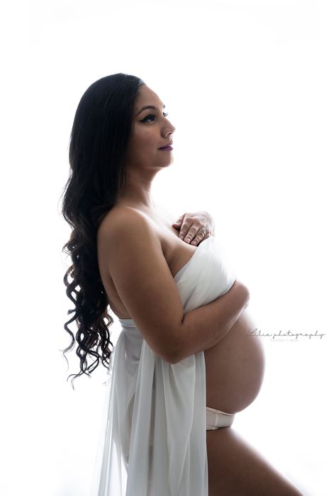 Maternity portrait by Lilia Photography
