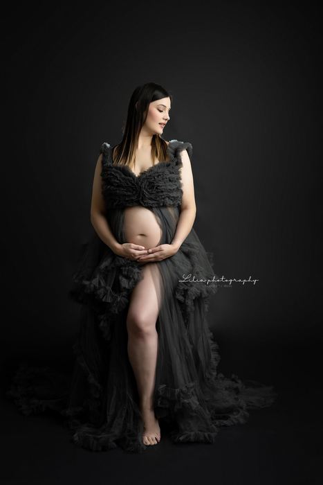 Maternity portrait by Lilia Photography