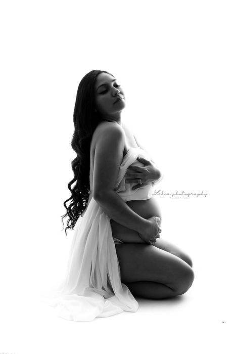 Maternity portrait by Lilia Photography