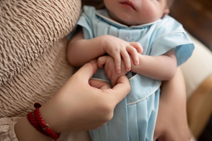 Newborn lifestyle portrait at home by Lilia Photography