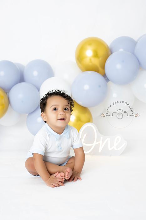First birthday cake smash portrait by Lilia Photography