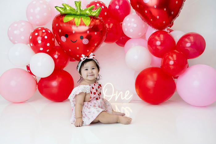 First birthday cake smash portrait by Lilia Photography