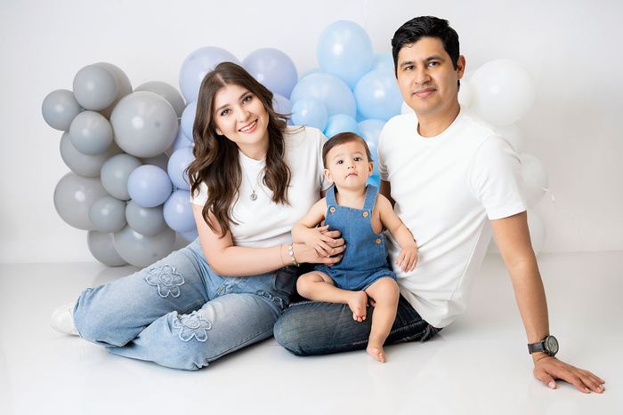 First birthday cake smash portrait by Lilia Photography