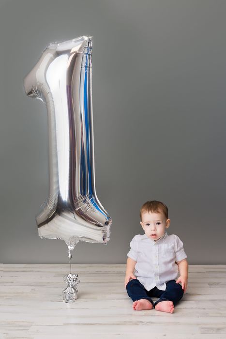 First birthday cake smash portrait by Lilia Photography