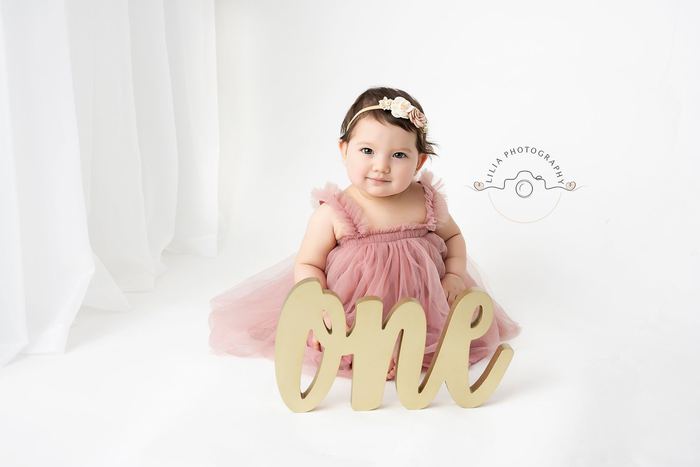 First birthday cake smash portrait by Lilia Photography