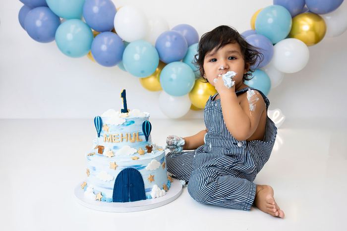 First birthday cake smash portrait by Lilia Photography