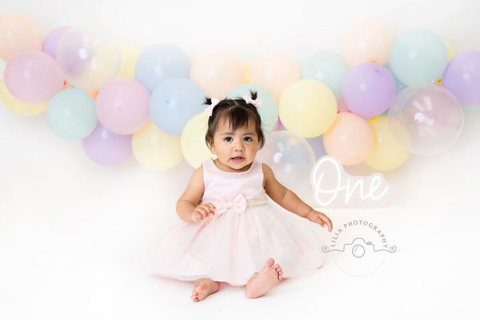 First birthday cake smash portrait by Lilia Photography