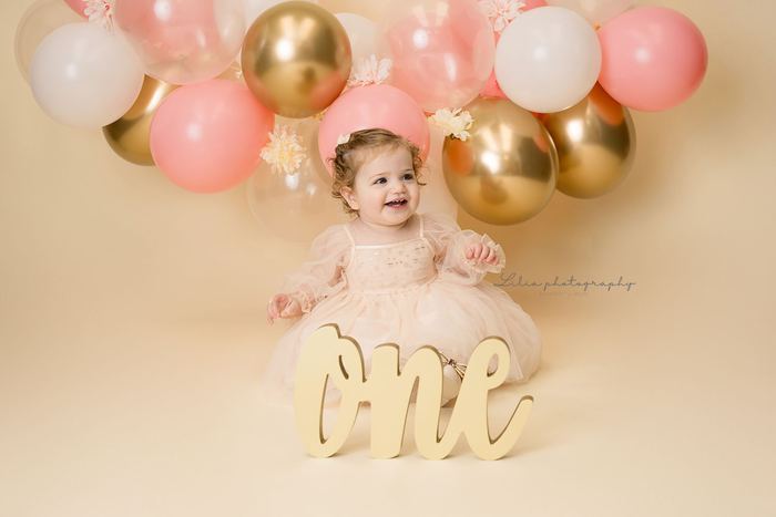 First birthday cake smash portrait by Lilia Photography