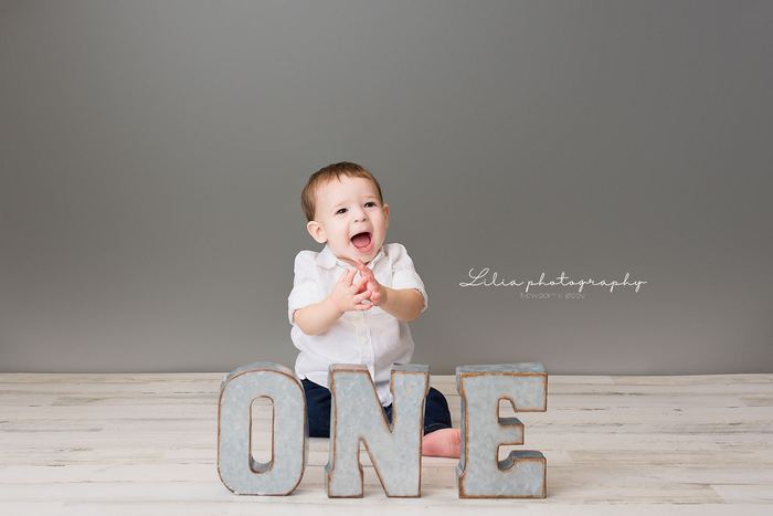 First birthday cake smash portrait by Lilia Photography
