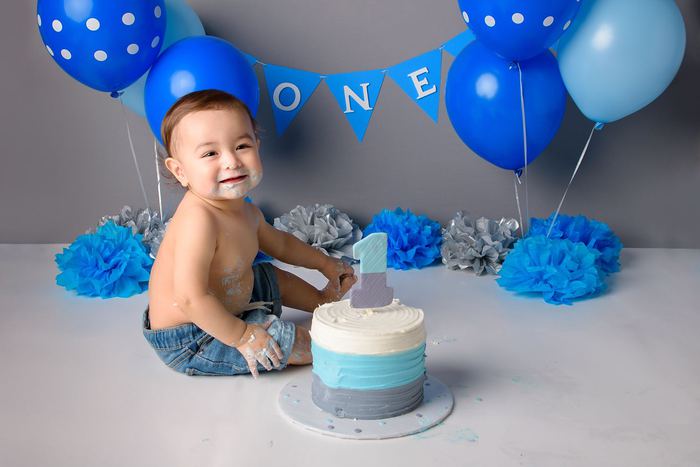 First birthday cake smash portrait by Lilia Photography