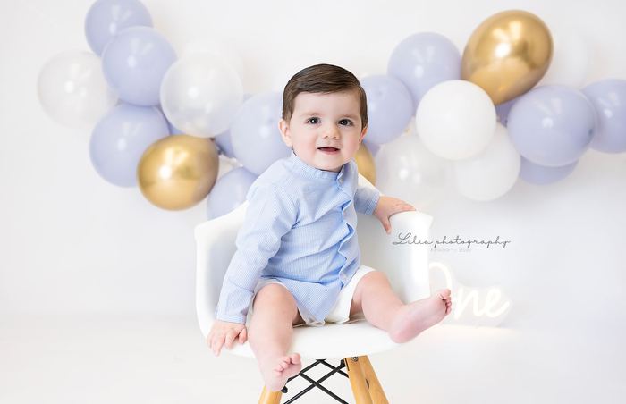 First birthday cake smash portrait by Lilia Photography