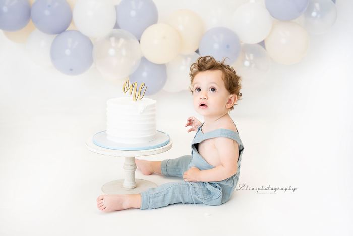 First birthday cake smash portrait by Lilia Photography