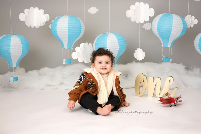 First birthday cake smash portrait by Lilia Photography
