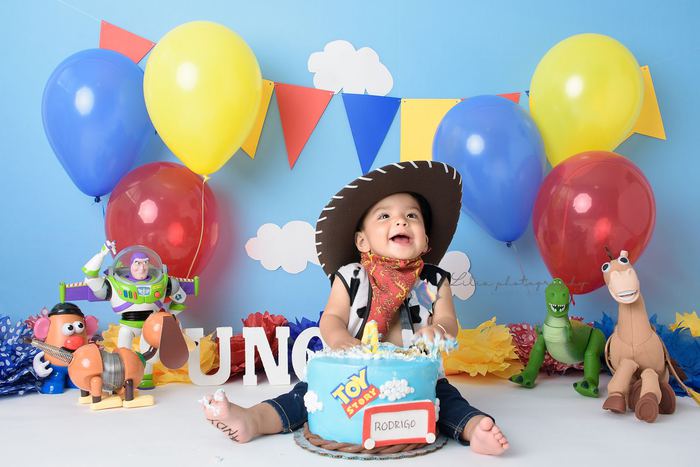 First birthday cake smash portrait by Lilia Photography