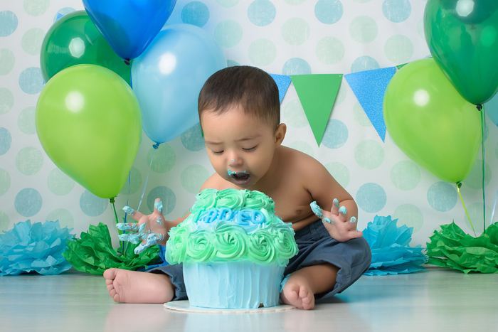 First birthday cake smash portrait by Lilia Photography