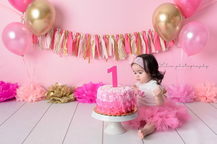 First birthday cake smash portrait by Lilia Photography