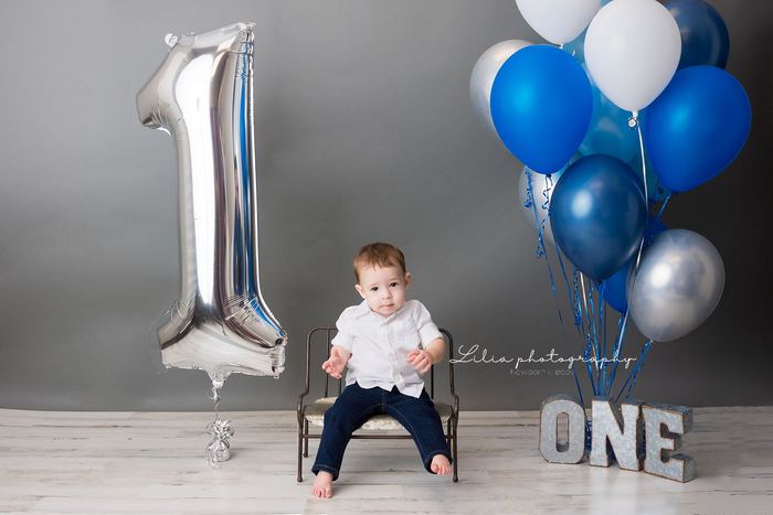 First birthday cake smash portrait by Lilia Photography