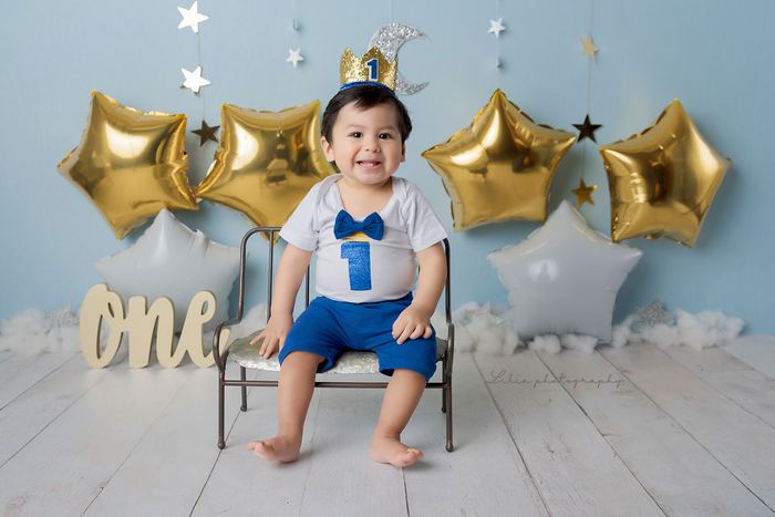 First birthday cake smash portrait by Lilia Photography